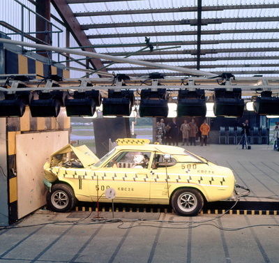 Crash-Testanlage im Entwicklungszentrum K&ouml;ln-Merkenich